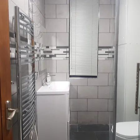 Apartment 2 Bed Furnished With Garden And Parking