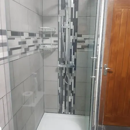 2 Bed Furnished With Garden And Parking